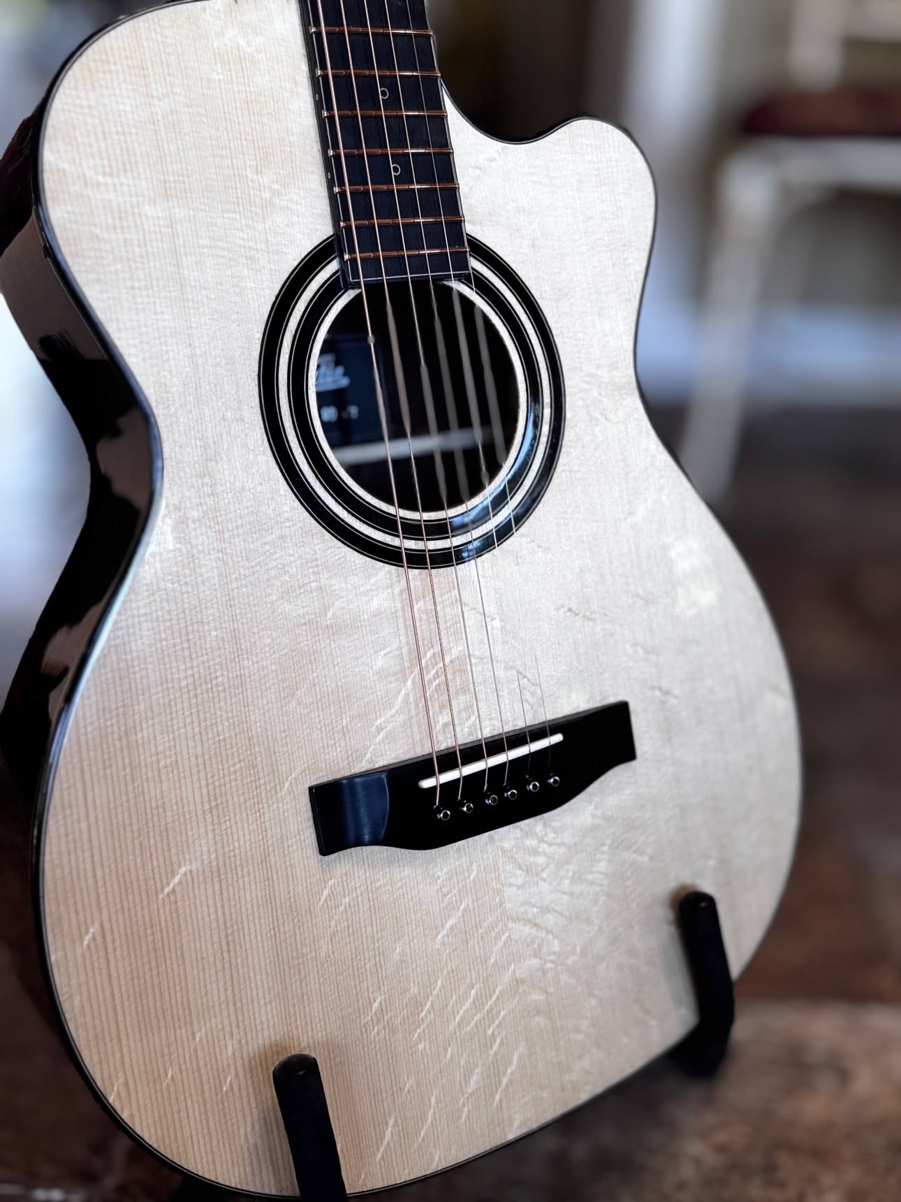 Cutaway 00 acoustic guitar with bearclaw spruce top by Francis Boutin
